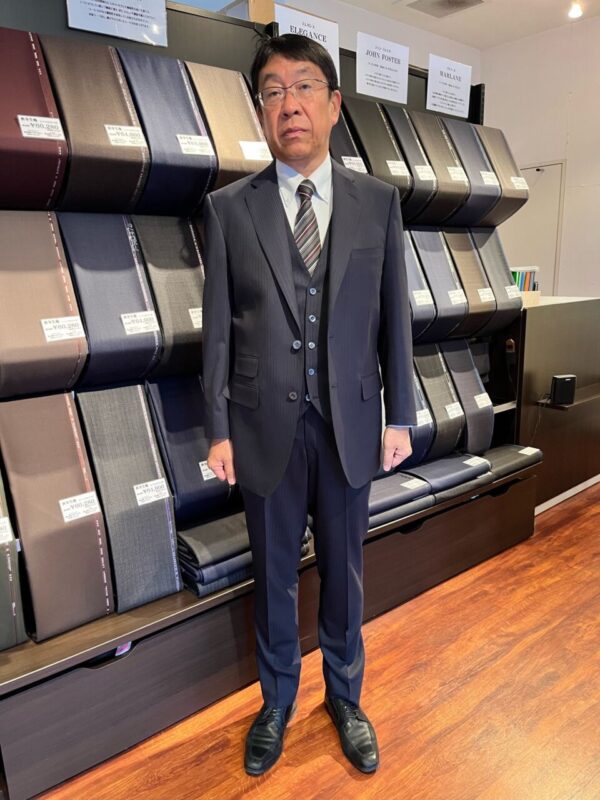 光沢感とストレッチ性を兼ね揃えたイタリア生地でスタイリッシュな1着【マルラーネ】のアイキャッチ画像