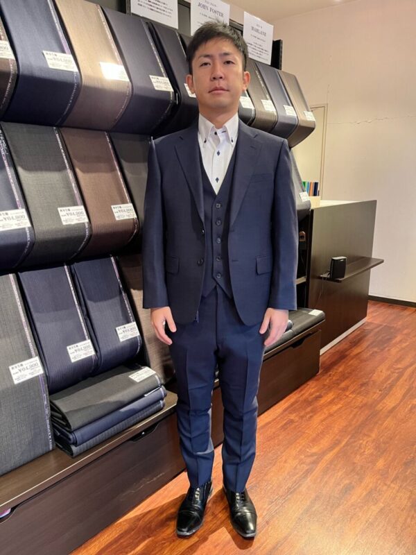 無地にも見えるバーズアイ柄でスタイリッシュな1着のアイキャッチ画像