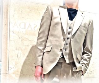 2402 モダンなベージュスーツの画像