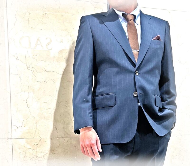 2410 モダンなミッドナイトブルースーツのアイキャッチ画像
