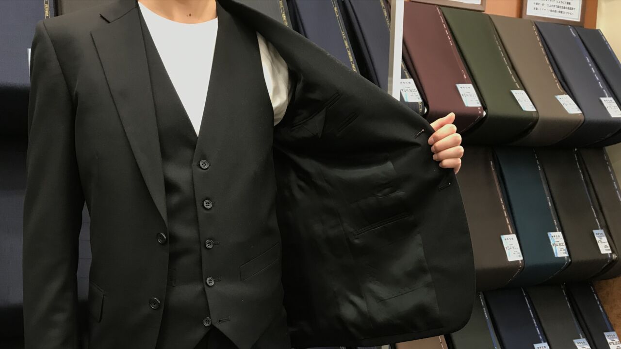 シンプルなブラックスーツにこだわりのボタンでオーダースーツ シンプルなブラックスーツにこだわりのボタンでオーダースーツ