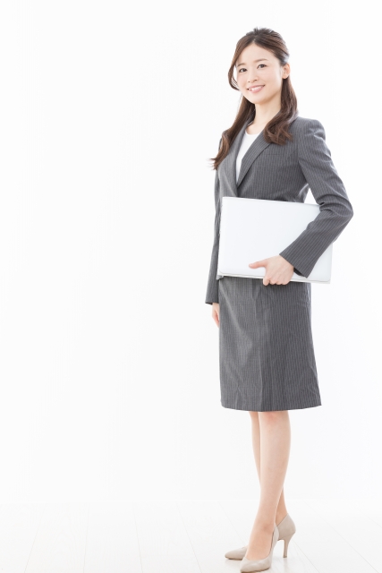 レディース向けストライプスーツのスタイル