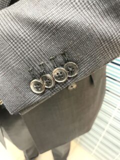何のためにあるの?? ジャケット袖ボタンの画像