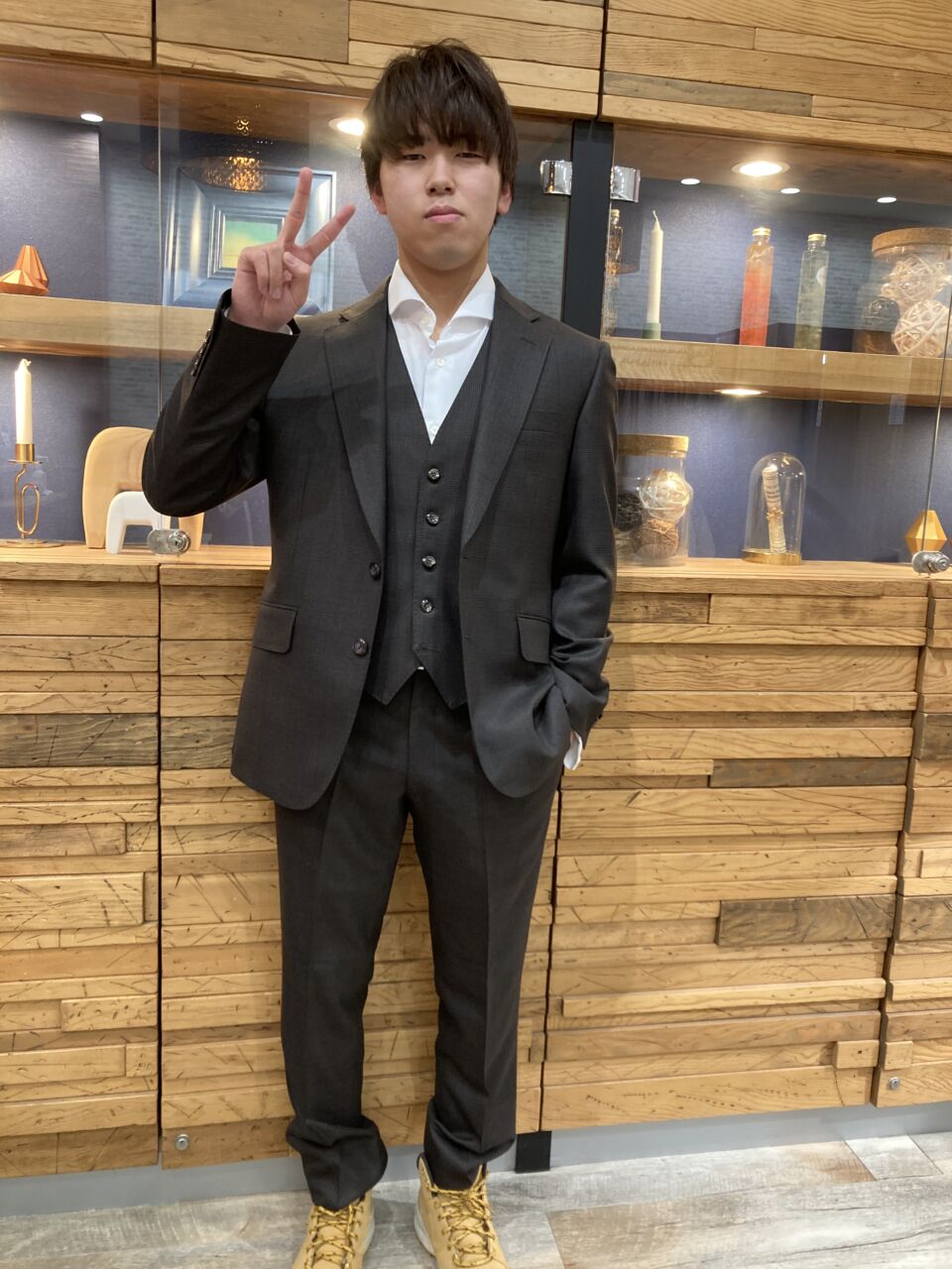 成人式にブラウンチェックのスリーピーススーツ -札幌駅前通店スーツ