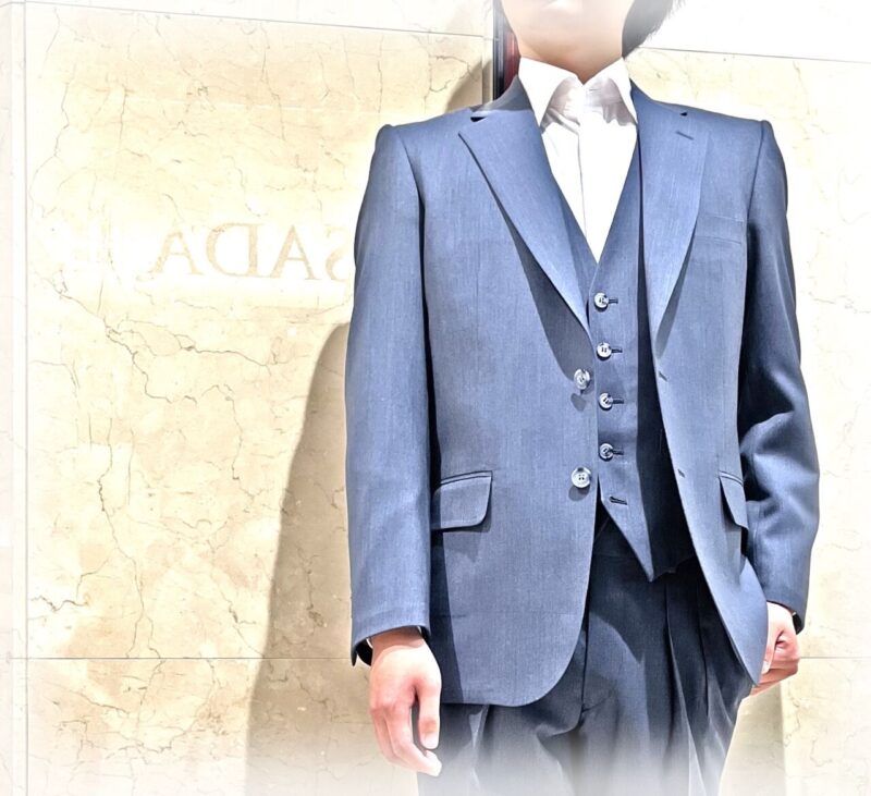 2598 モノトーンなグレイビースーツのアイキャッチ画像