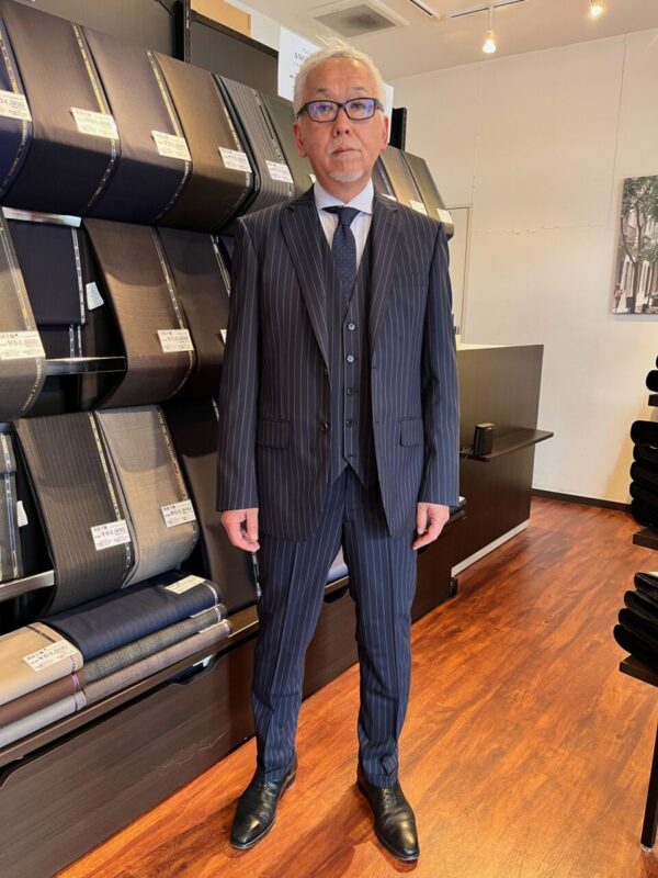 ストレッチ素材を生かしたスリムスタイルでスリーピースのアイキャッチ画像