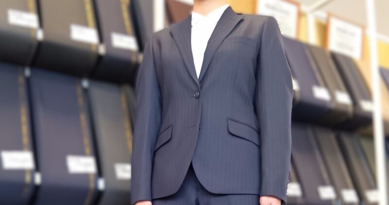 ネイビースーツのシンプル綺麗スタイルのアイキャッチ画像