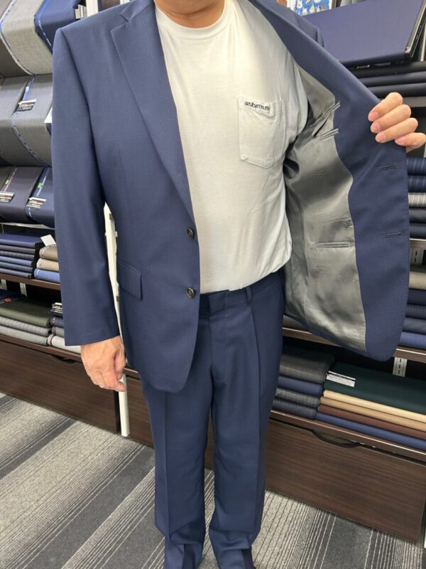 品のある爽やかな紺のアイキャッチ画像