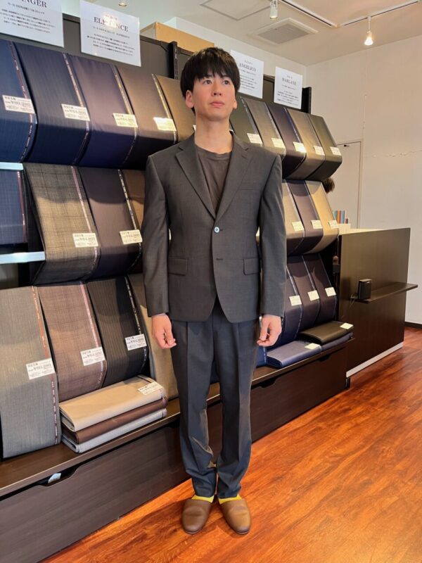 ストレッチ素材で体格を活かしたスタイリッシュスーツのアイキャッチ画像