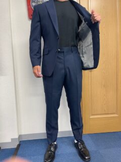 スッキリとしたブルースーツの画像