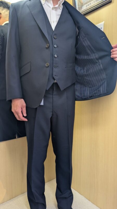 上品な織柄が素敵な春夏ベスト付スーツのアイキャッチ画像