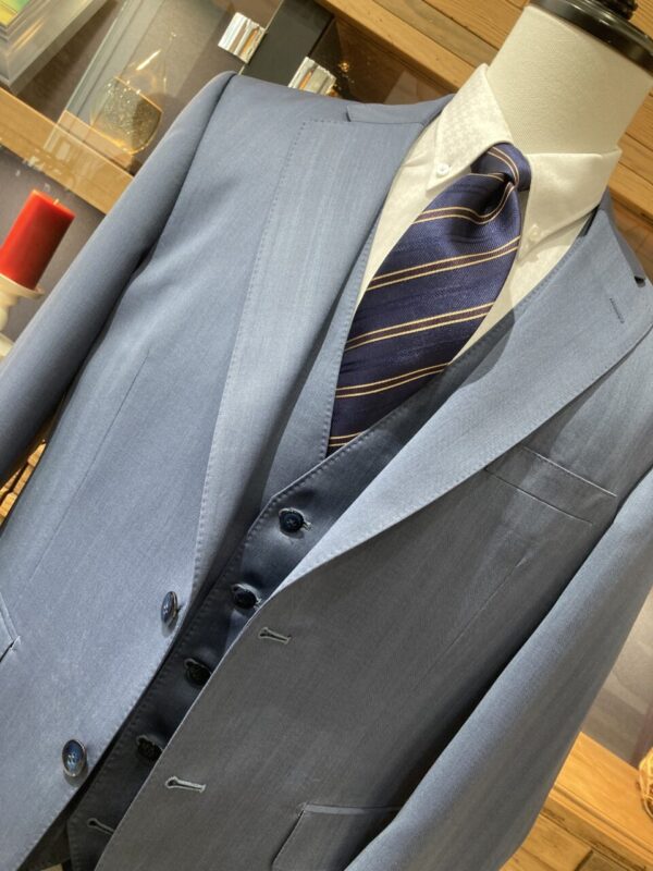 洗練されたお洒落、そんな言葉がぴったりなブルーグレースーツ【SCABAL】【ARIA AZZURRO】のアイキャッチ画像