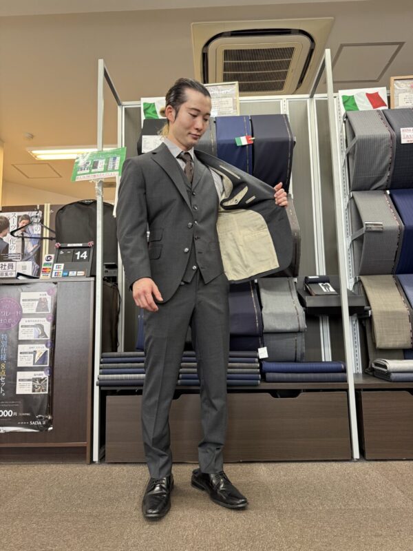 シンプルなグレー無地に高級仕立てを♪のアイキャッチ画像
