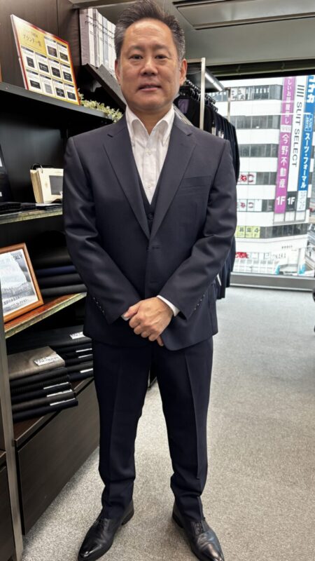 織柄が魅せる大人のスリーピーススーツのアイキャッチ画像