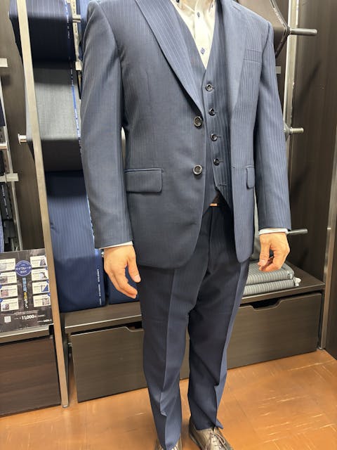 華やかな三つ揃えスーツのアイキャッチ画像