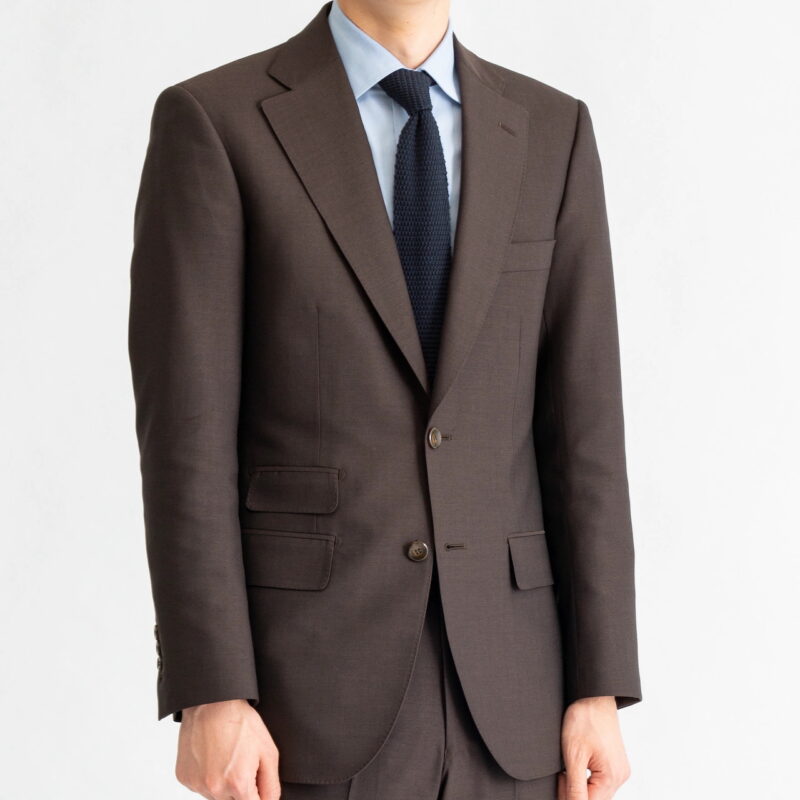 スーツのアンボタンマナーとは？女性や喪服の場合などシーンに合わせて紹介-オーダースーツSADAのアイキャッチ画像