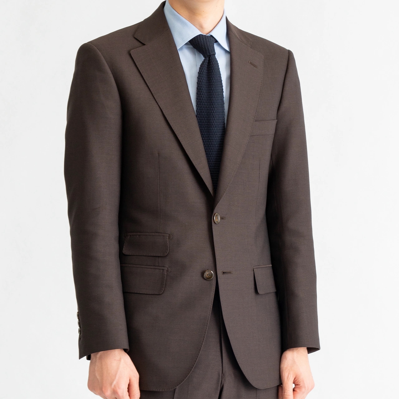 スーツのアンボタンマナーとは？女性や喪服の場合などシーンに合わせて紹介のアイキャッチ画像