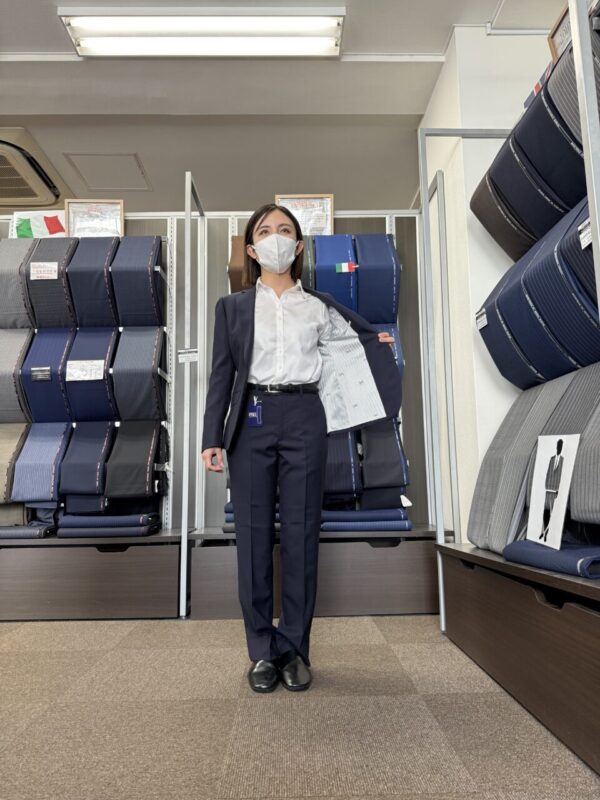 機能も見栄えも兼ね備えている紺無地スーツのアイキャッチ画像