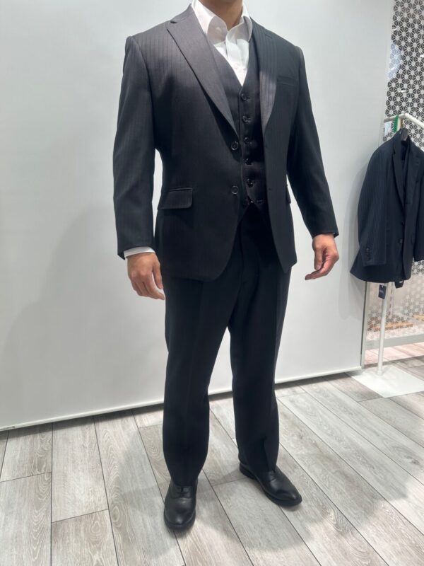 鍛えた体を引き立てる、ジャストフィットのブラックスーツのアイキャッチ画像