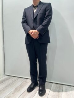 定番だからこそ良さが分かる！ネイビースリーピースの画像