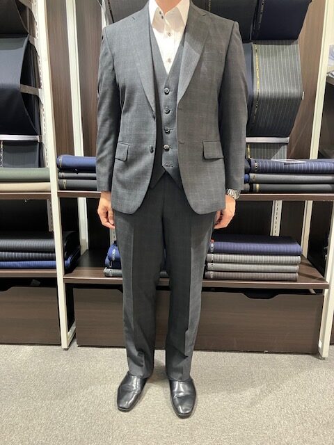 チェック×グレーの気品漂うスリーピーススーツをお仕立ていただきました✨✨のアイキャッチ画像