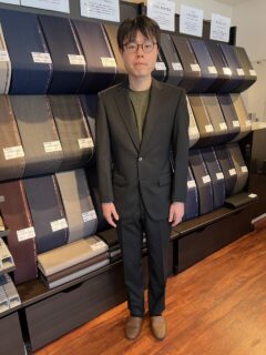落ち着きのあるブラックですっきりとスリムなシルエットの画像