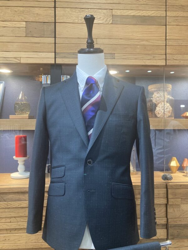 ダークグリーンスーツ、エレガントでお洒落な大人へ。【DORMEUIL】のアイキャッチ画像