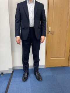 ベーシックな色のスリムスーツの画像