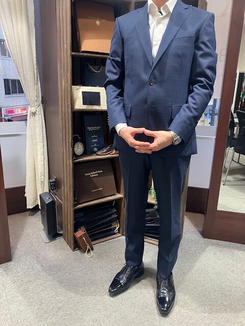 春夏らしい涼しげな青色チェックスーツをお仕立ていただきました🔥🔥~ナチュラルストレッチ加工や軽量な生地なのですっきりしたサイズ感でも長時間の着用もらくちんです✨~のアイキャッチ画像