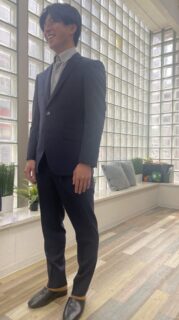 爽やかなネイビースーツの画像