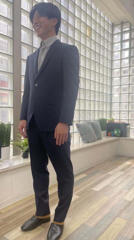 爽やかなネイビースーツのアイキャッチ画像