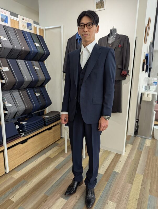 シックなネイビースーツのアイキャッチ画像