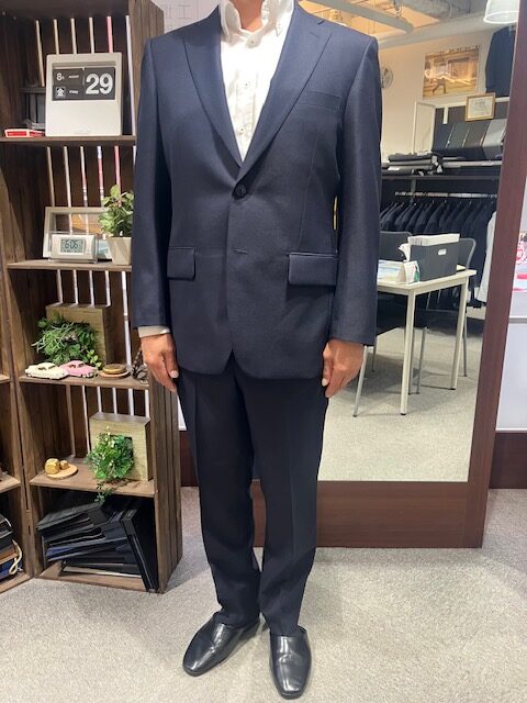 やっぱりこれだね～！大変ご好評の紺折柄スーツはいかがでしょうか？✨【無地のように使えるので抜群の安定化！！】のアイキャッチ画像