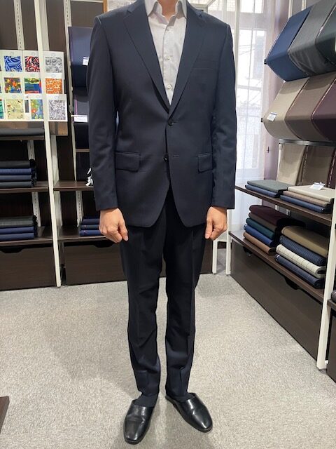 鉄板の紺無地スーツ!1着あればどんな場面でも自信をもって勝負できます🔥のアイキャッチ画像