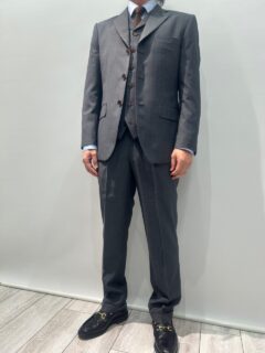 品格が際立つ、クラシックなグレースーツ。の画像