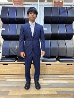 華やかさと季節感のあるブライトネイビーストライプスーツの画像