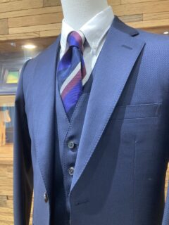 汎用性がありつつもラグジュアリーな雰囲気のネイビースーツ【DORMEUIL】の画像