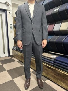 クラシックなグレーにピッタリなチェックの画像