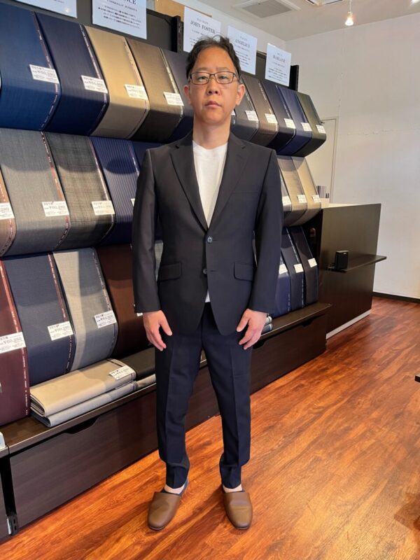 さりげないストライプでシーンを選ばず着用できるスタイリッシュな1着のアイキャッチ画像