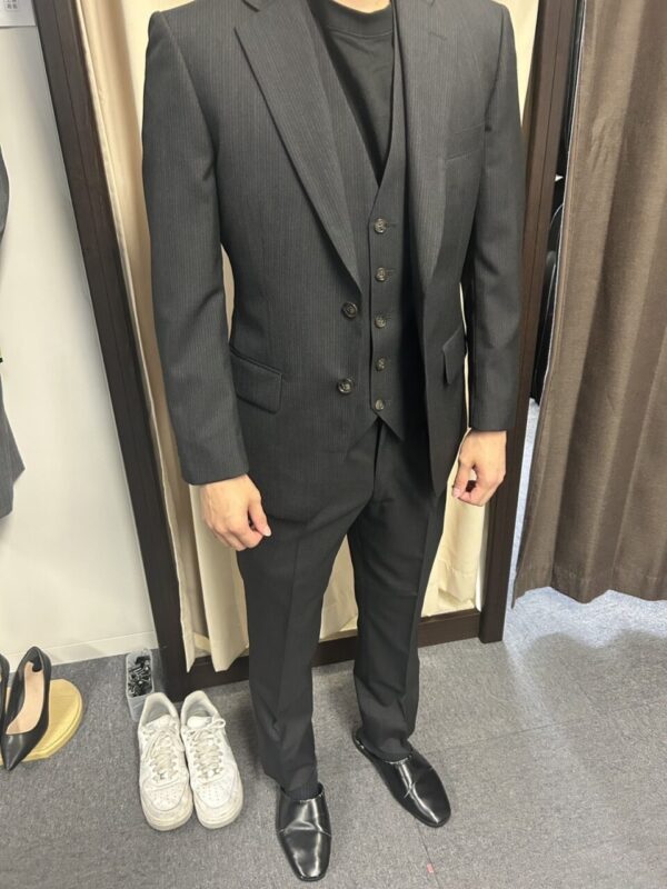大事な日にふさわしいチャコールグレーの1着のアイキャッチ画像