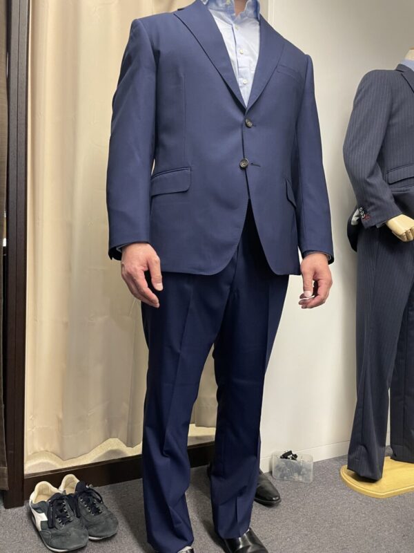 明るめのネイビー無地でエレガントな1着のアイキャッチ画像