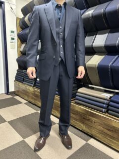 引き締め効果のある紺シャドウストライプの画像