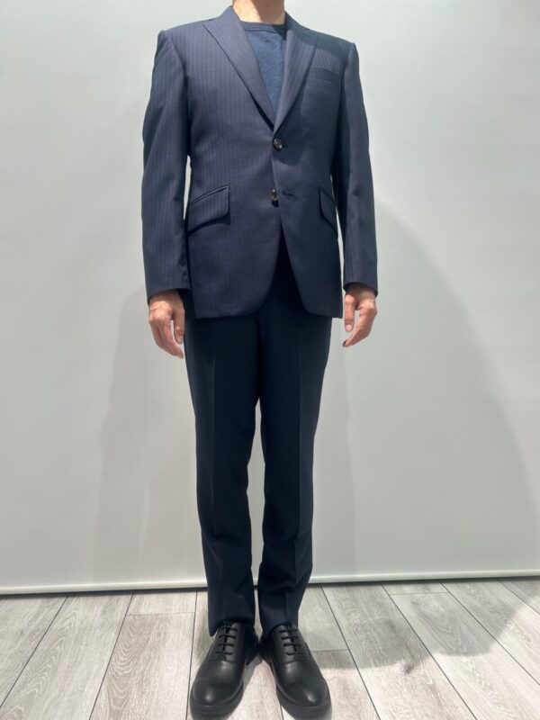1着で頼れる、ネイビー×ストライプスーツのアイキャッチ画像