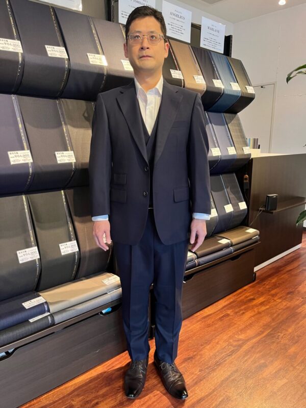 様々なシーンで着用できる無地ネイビーのスリーピースのアイキャッチ画像