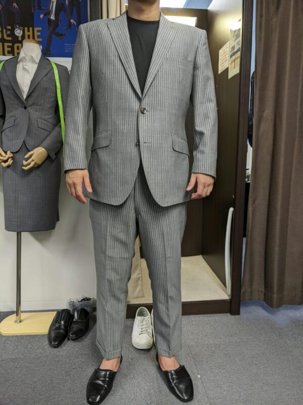 ストライプ柄が目を引く個性派スーツのアイキャッチ画像