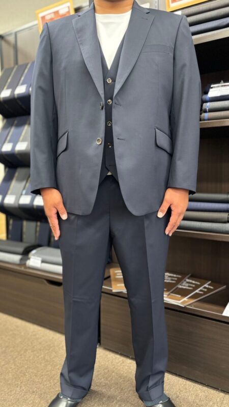 細部にこだわる！ネイビーのスリーピーススーツのアイキャッチ画像