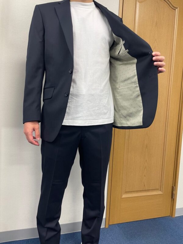 ベーシックな紺スーツのアイキャッチ画像