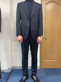 ワイドラペルな紺スーツの画像