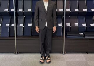 落ち着きあるブラウンスーツの画像