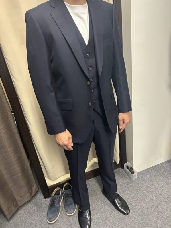 光沢ある濃紺無地でエレガントな1着のアイキャッチ画像